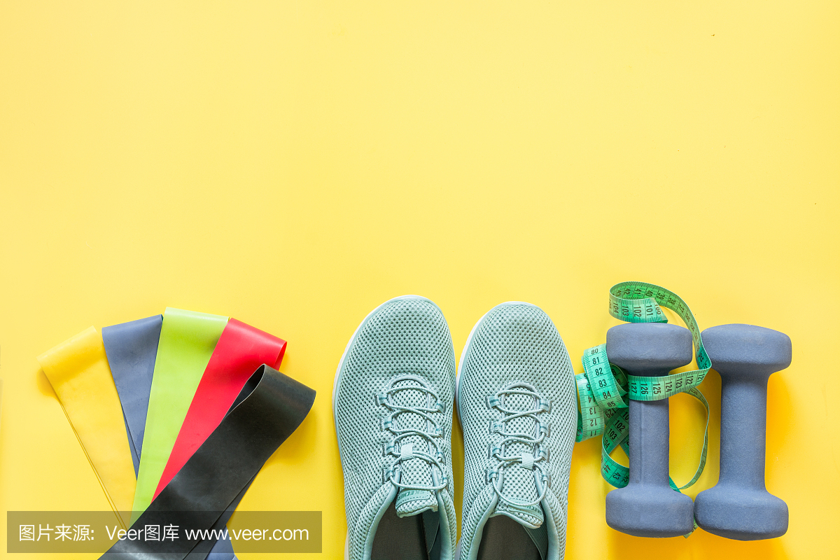 運動器材,橡皮筋,啞鈴,健身鞋,黃色卷尺。